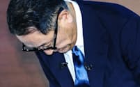 トヨタグループビジョン説明会で頭を下げるトヨタ自動車の豊田章男会長（1月30日、名古屋市）