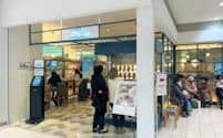 よつ葉乳業の直営店は平日でも行列ができる人気ぶりだ（29日、JR札幌駅直結の商業施設内の店舗）