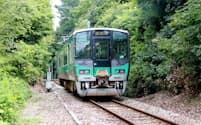 JR加古川線を走る列車（兵庫県西脇市）