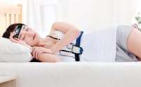社員は睡眠時無呼吸症候群の検査機器を装着して調べる＝ドクターズ提供