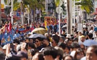 那覇市の国際通りで4年ぶりに開催された「琉球王朝絵巻行列」では多くの観客が沿道を埋め尽くした（23年11月）