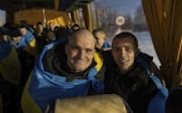 ロシアとの国境での捕虜交換後、帰還のためにバスに乗り込んだウクライナ軍の兵士（1月31日）=AP