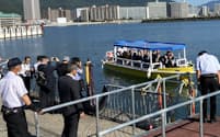 関係者の試乗で、大津港の仮設桟橋に近づくびわ湖疏水船（２０２３年９月）