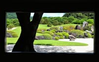足立美術館の「生の額絵」コーナーでは庭園を「一幅の絵画」として楽しむことができる（島根県安来市）©足立美術館