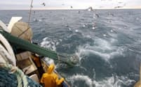 フランスの沿岸部に近い北海で、底引き網を引き揚げる漁船。新たな研究によって、底引き網漁は破壊的な漁法であるばかりでなく、二酸化炭素の排出量も多いことがわかった。（PHOTOGRAPH BY SYLVAIN LEFEVRE, GETTY IMAGES）