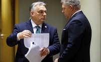 ブリュッセルでの臨時ＥＵ首脳会議に出席したハンガリーのオルバン首相㊧（１日）＝ＡＰ