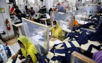 企業には、委託先工場で労働者の人権が守られているかなどをチェックする責任が問われている（バングラデシュの縫製工場＝ロイター）