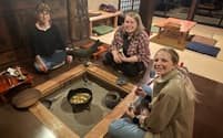 静岡県富士宮市で日本文化を体験する訪日客（エコロジックのゲストハウス）