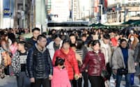 19年に比べ中国人観光客は減りそうだ（19年２月、東京・銀座を訪れた中国人観光客）