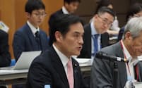 経済安保の有識者会議の冒頭であいさつする岩田経産副大臣（2日、千代田区）
