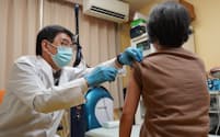 第一三共の新型コロナウイルスワクチンの接種風景（13日、都内の田幡医院で）