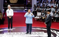 インドネシア大統領選に出馬するガンジャル氏㊧、プラボウォ氏㊥、アニス氏㊨。経済政策も焦点となる（23年12月）＝ロイター