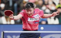 卓球全日本選手権の女子シングルス決勝でプレーする張本美和
