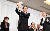 京都市長選で当選を決め、タイを手に笑顔を見せる松井孝治氏（4日、京都市中京区）