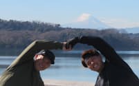 富士山をバックに、２年目の蛭間拓哉（右）とともにポーズを取る栗山巧。２００８年以来の日本一を目指す２３年目のシーズンが始まった（１月１８日の自主トレ）