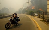 森林火災から逃れる人たち（3日、チリ中部ビニャデルマル）＝ＡＰ