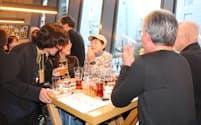 参加者はヤッホーの醸造担当者らと交流した（3日、東京都港区）