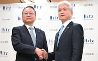 握手する日立造船の桑原道常務（右）と三野禎男社長兼CEO（5日、大阪市）