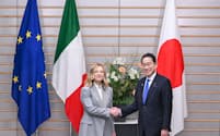 会談を前に握手する岸田首相とイタリアのメローニ首相（5日、首相官邸）