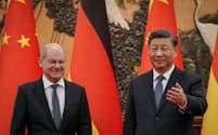 ドイツ経済にとって中国は稼げる相手でなくなりつつある（写真は北京での独中首脳会談）＝ロイター