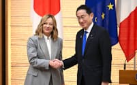 イタリアのメローニ首相㊧はＧ７広島サミットの成果を引き継ぐと岸田首相に約束した（５日、首相官邸）