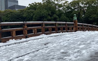6日もところどころシャーベット状の積雪が残った（東京都千代田区）