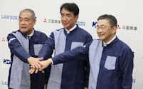 KDDIの高橋誠社長㊨とローソンの竹増貞信社長㊥、三菱商事の中西勝也社長が記者会見した(6日、東京都千代田区)