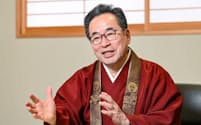 やすなが・ゆうひこ　東京都出身。1979年慶応大経卒、92年英ケンブリッジ大院修了。三和銀行（現三菱UFJ銀行）を経て、経営コンサルティング会社社長を務める。05年に僧侶となり、15年に築地本願寺宗務長。22年に本山・西本願寺の執行長に就任。