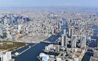東京・晴海上空から臨む東京都心。左中央は築地市場跡。奥は東京スカイツリー