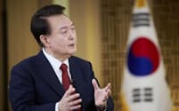 KBSテレビのインタビューに応じる韓国の尹錫悦大統領（4日、ソウル）＝大統領府提供・共同
