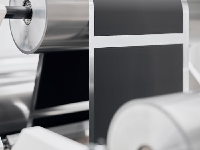 VWグループが開発したドライ電極。印刷技術を使い、電極材料を薄く均一に成膜した（写真:VW）