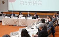 分科会で討議する関西財界セミナーの出席者（8日、京都市左京区）