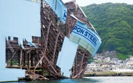 津波で破壊された釜石製鉄所の港湾設備