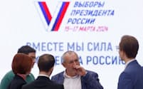 ８日、ウクライナ侵攻に反対する独立系候補のボリス・ナデジディン元下院議員はロシア中央選管を訪問した＝ロイター