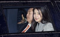尹錫悦大統領（左）の妻の金建希氏は高級バッグを受け取る映像が拡散していた（2023年12月、外遊先のオランダ）＝聯合・共同