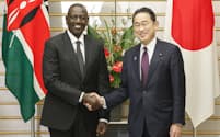 会談を前にケニアのルト大統領と握手する岸田首相（8日、首相官邸）