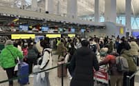 空港は大きなスーツケースを持った人で朝から混雑した（９日、広東省広州市の広州白雲国際空港）