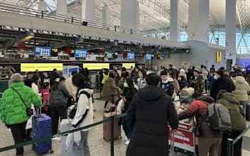 空港は大きなスーツケースを持った人で朝から混雑した（９日、広東省広州市の広州白雲国際空港）