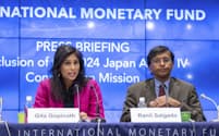 日本の財政・金融政策や構造改革の審査を終え記者会見した国際通貨基金（IMF）のゴピナート筆頭副専務理事㊧ら（９日、都内で）＝IMF提供