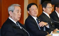 関西財界セミナー終了後、記者会見する関経連の松本会長（左）ら（9日、京都市左京区）