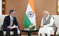インド西部グジャラート州の産業振興イベントで会談するインドのモディ首相（右）とスズキの鈴木俊宏社長（左）（1月10日、インド・ガンディナガル）