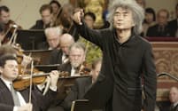 2002年1月、ウィーン・フィルハーモニー管弦楽団のニューイヤーコンサートで指揮する小澤征爾さん＝AP