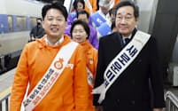 「改革新党」の李俊錫代表（左）と「新しい未来」の李洛淵共同代表（9日、ソウル）＝聯合・共同