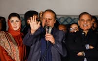 9日、パキスタンのラホールで支持者に対しスピーチをするシャリフ元首相（中）＝ロイター
