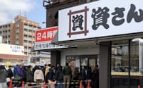資さんうどん今福鶴見店は、店の前に行列ができる人気ぶりだ（大阪市）