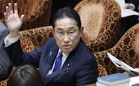 衆院予算委で答弁に立つ岸田首相（9日）
