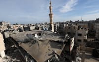 イスラエル軍の空爆で破壊されたガザ南部ラファのモスク（12日）＝ロイター