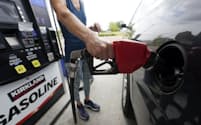 全米平均のレギュラーガソリン価格は2021年6月以来の低水準になった＝ＡＰ