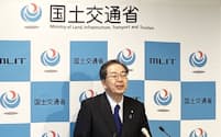 斉藤国交相は2024年問題について「年々深刻化する構造問題だ」と説明した（13日、都内）