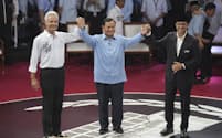 インドネシア大統領選に出馬した（左から）ガンジャル氏、プラボウォ氏、アニス氏（23年12月、ジャカルタ）＝AP
